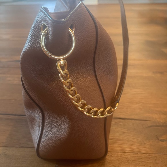 Tory Burch Tan Leather Shoulder Bag with Gold Accents - Picture 4 of 16